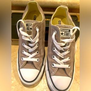 Men’s 4 women’s 6 tan converse shoes low top